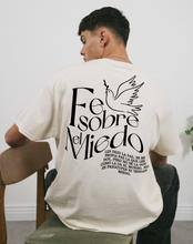Cargar imagen en el visor de la galería, Polera unisex "Fe sobre el miedo"