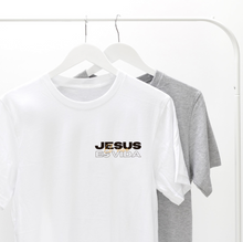 Cargar imagen en el visor de la galería, Polera unisex "Jesús es Vida"
