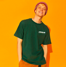 Cargar imagen en el visor de la galería, Polera unisex "Jesús es Vida"