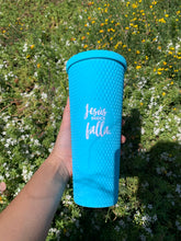 Cargar imagen en el visor de la galería, VASOS TUMBLERS &quot;Jesús nunca falla&quot;
