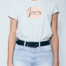 Cargar imagen en el visor de la galería, Polera Mujer &quot;Jesús es suficiente rosa&quot;
