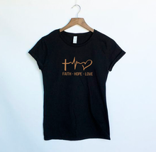 Cargar imagen en el visor de la galería, Polera mujer “Faith - Hope - Love&quot;
